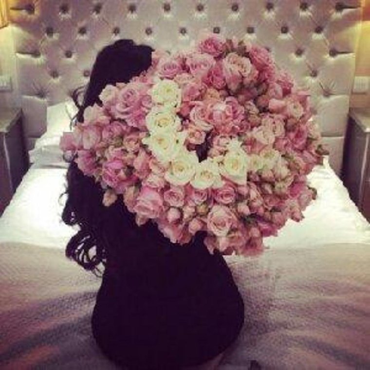 Девушка с букетом цветов без лица