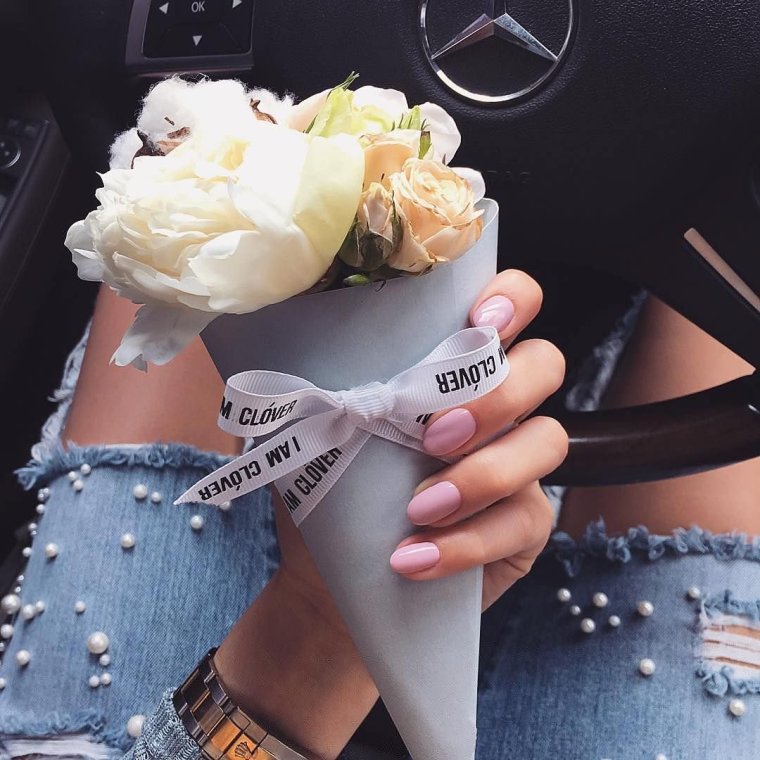 Цветы в руках у девушки