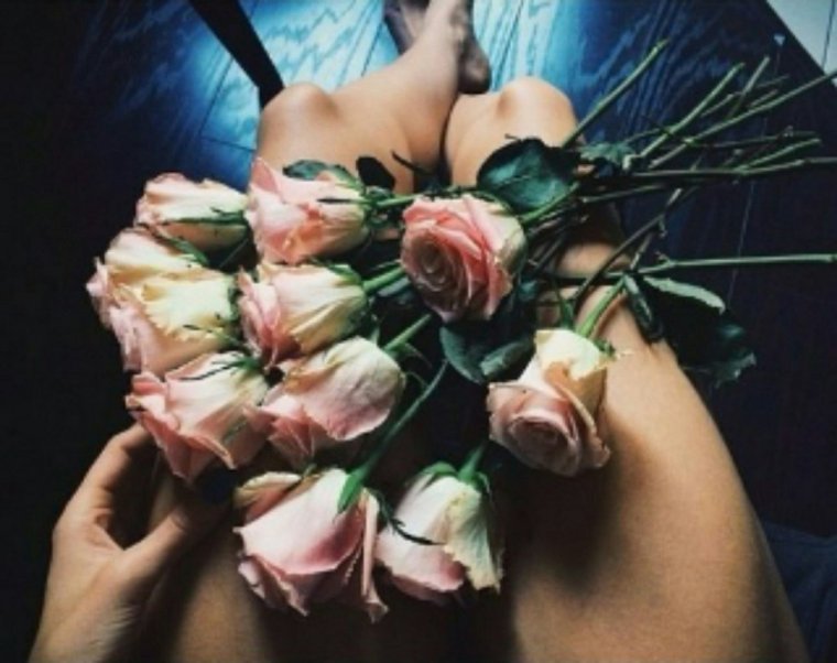 Букет в руках без лица