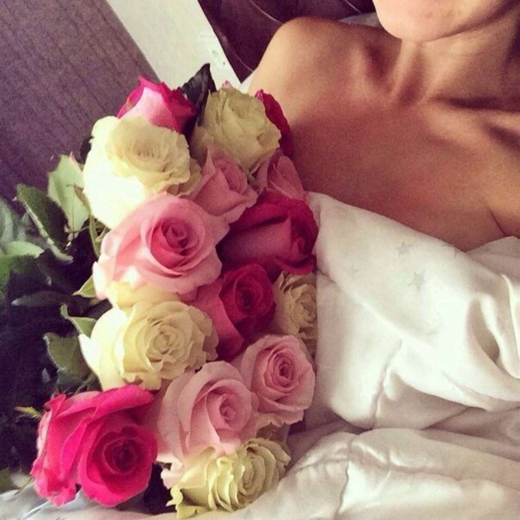 Селфи с цветами без лица