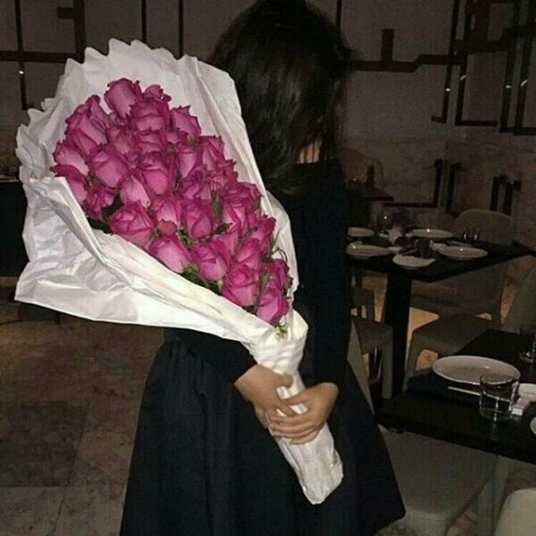 Цветы в руках брюнетки без лица