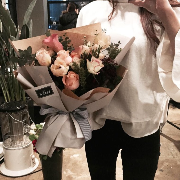 Красивый букет в руках у девушки