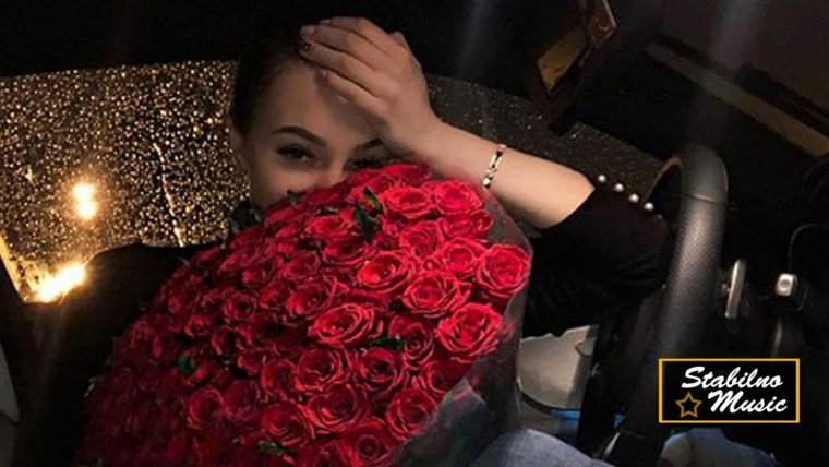 Букет роз в руках у девушки