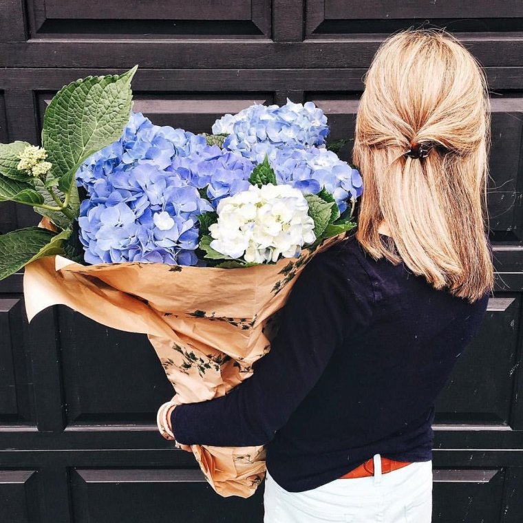 Блондинка с букетом цветов