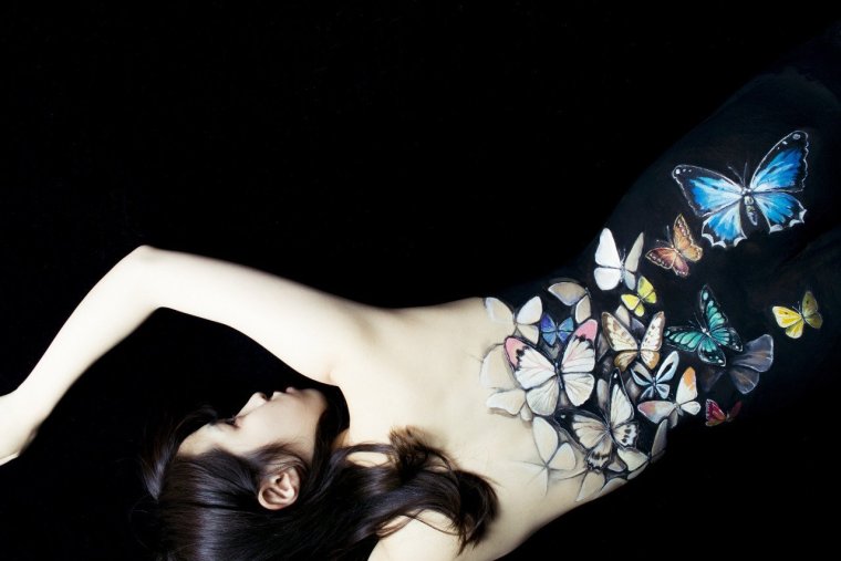 Стикер бабочки в животе