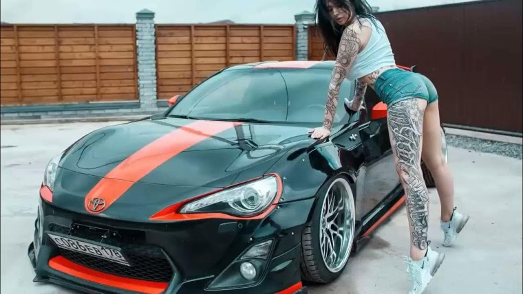 Татуированные девушки в машине