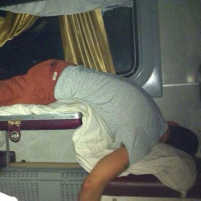 Парень спит в поезде