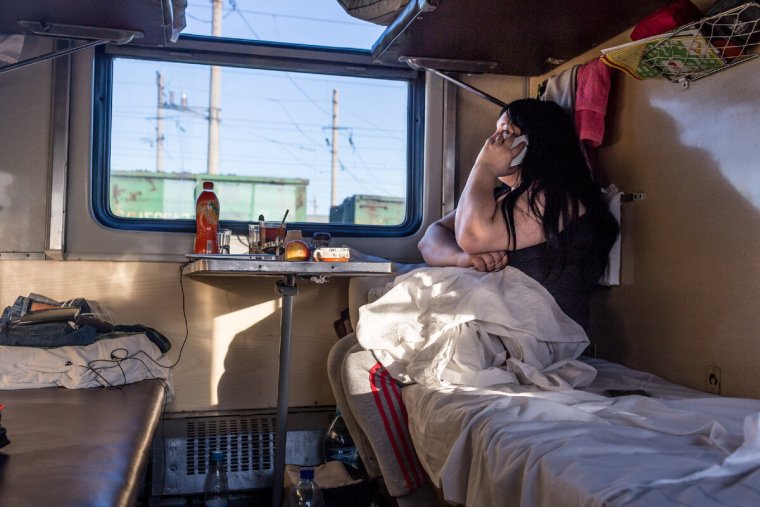 Девушка в вагоне поезда