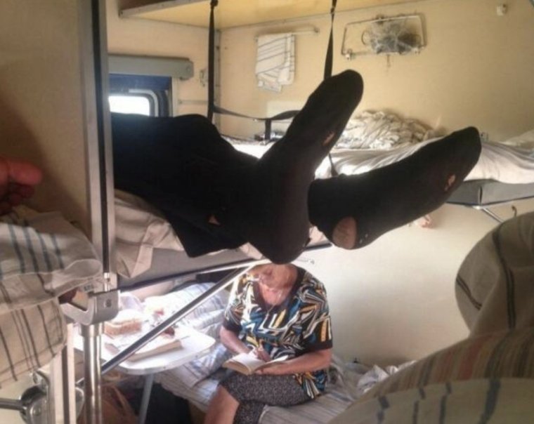 Парень спит в поезде