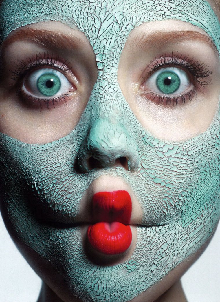 Женщина в косметической маске