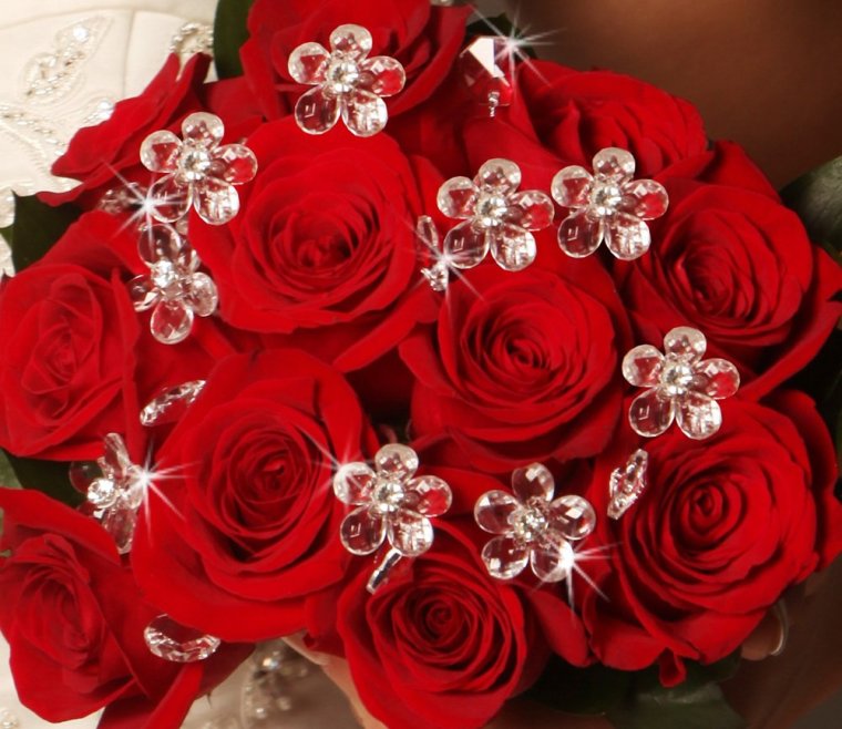Шикарные красные розы с драгоценностями