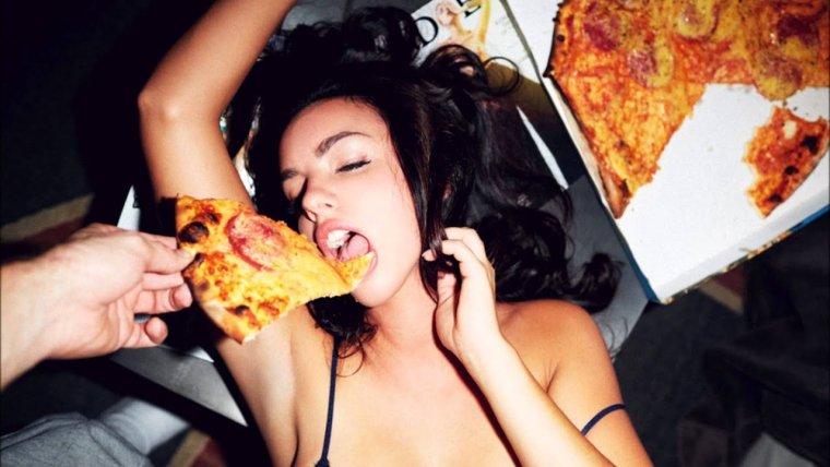 Женская грудь и еда