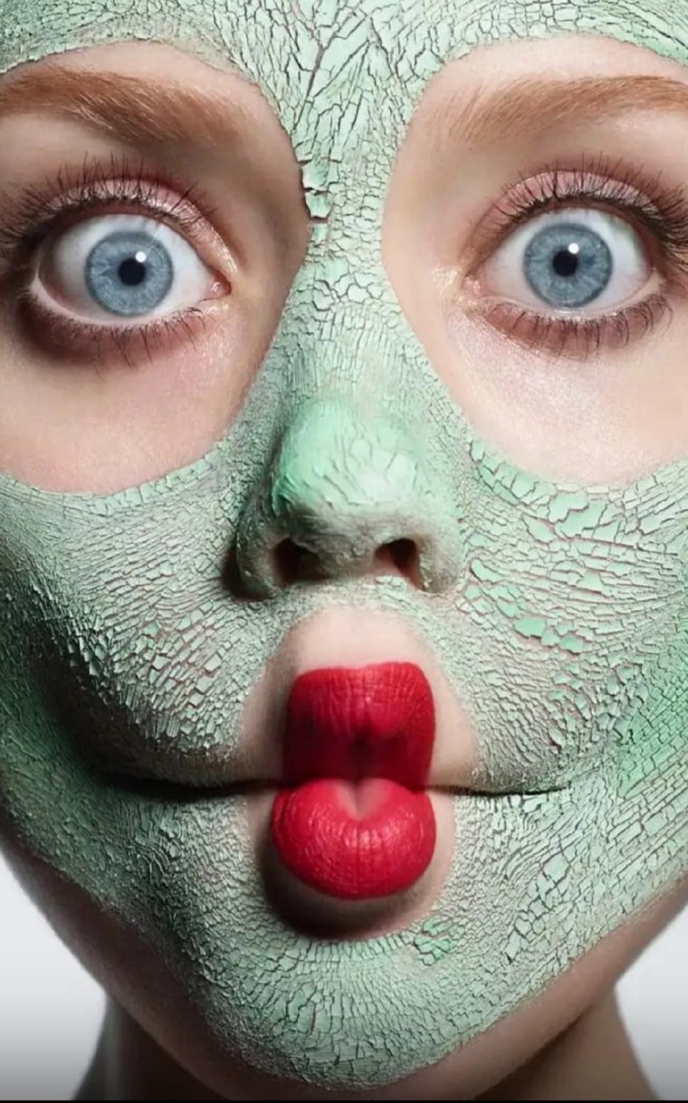 Женщина в косметической маске