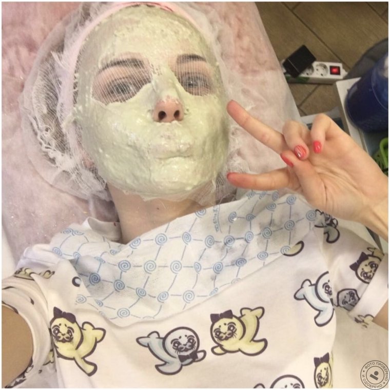 Девушка доктор в маске