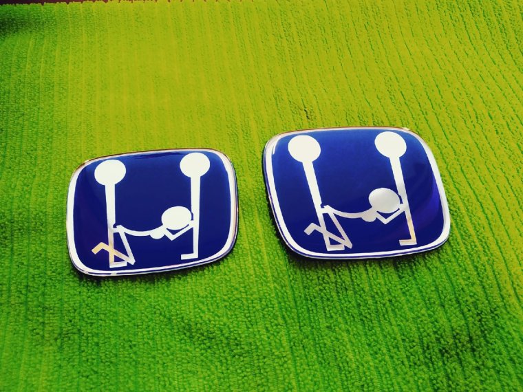 Необычный значок Хонда