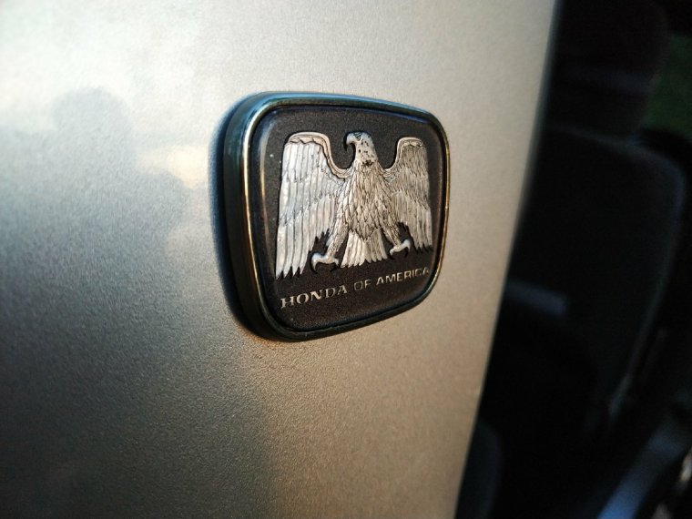 Значок Хонда на черном фоне