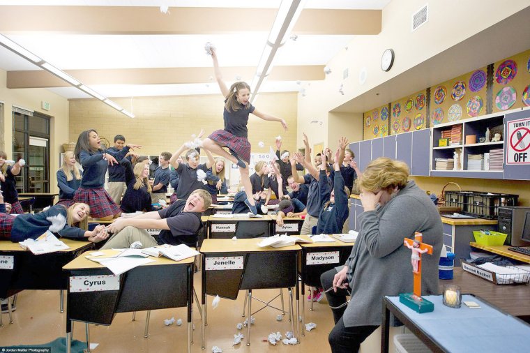 Первоклашки в школе за партой