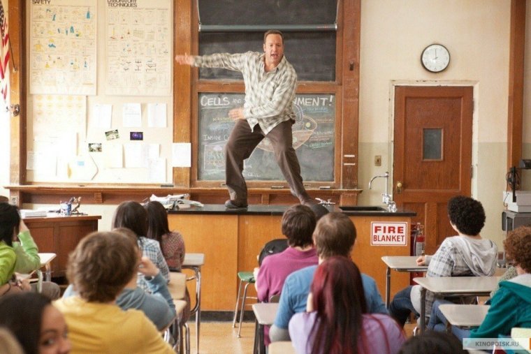 Веселые ученики в школе