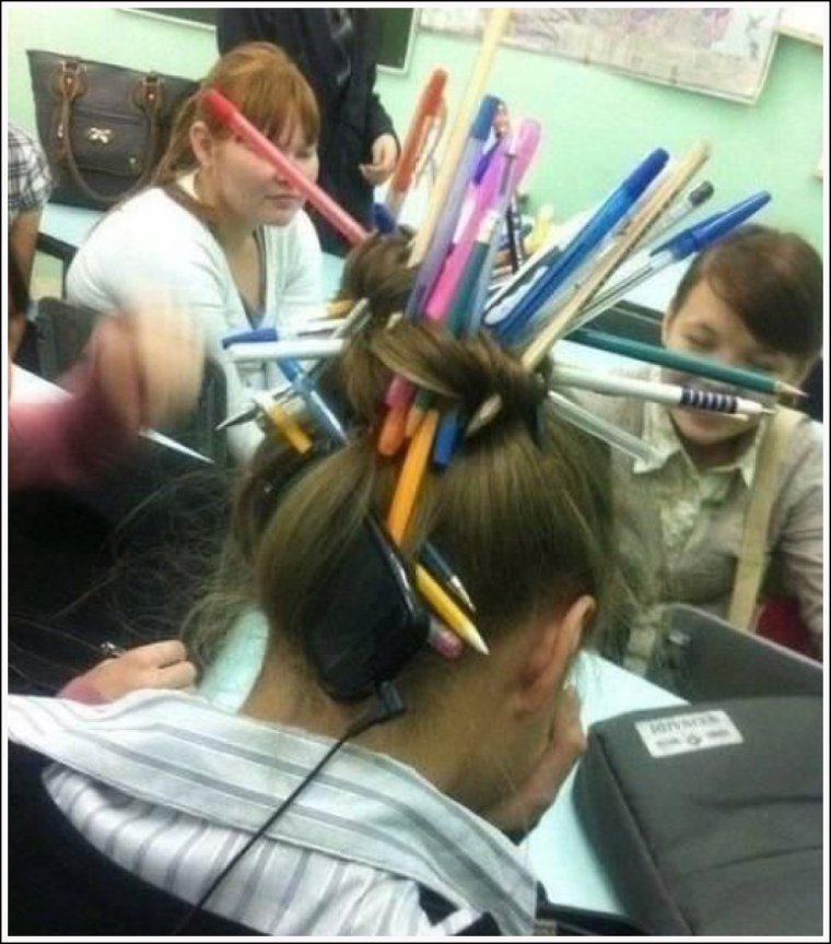 Мальчики дерутся в школе