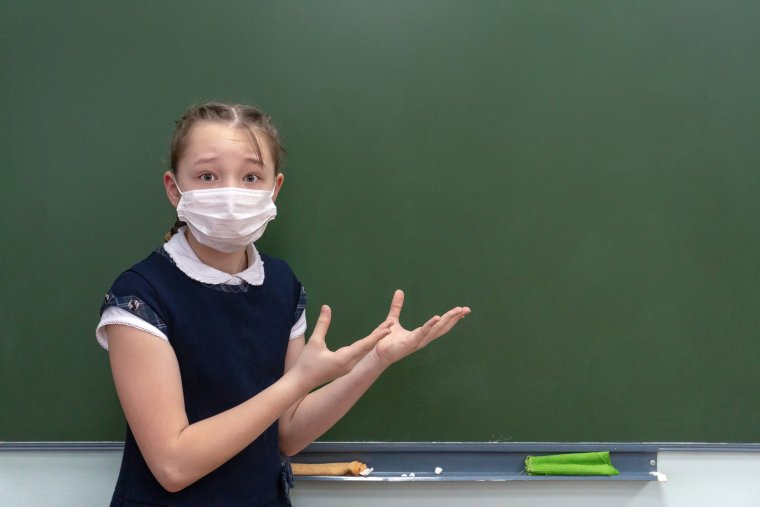 Недовольные дети в школьной форме