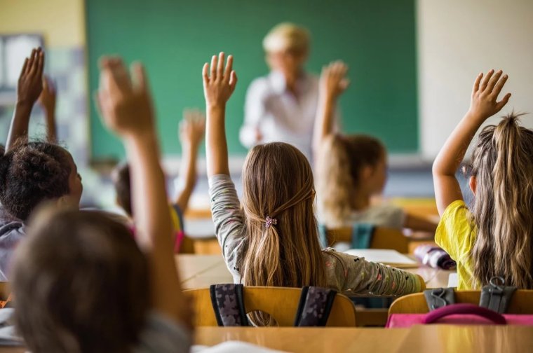 Учитель бьет ученика