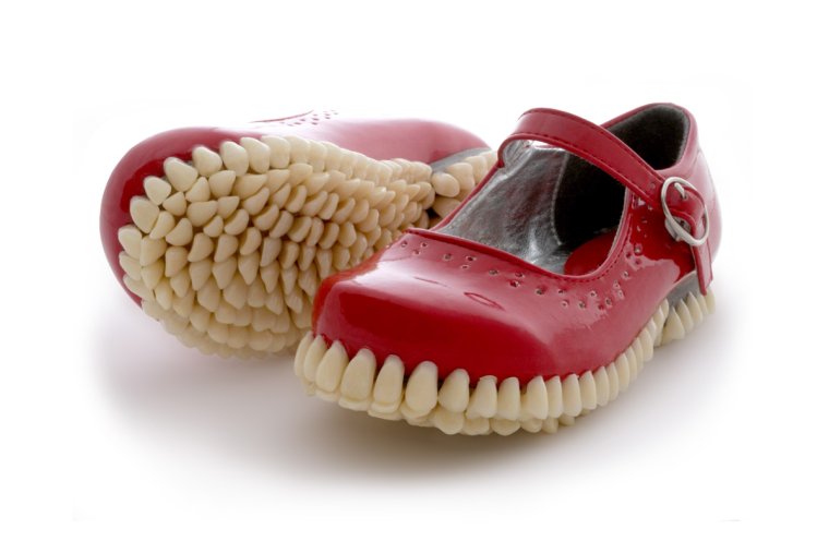 Обувь с зубами