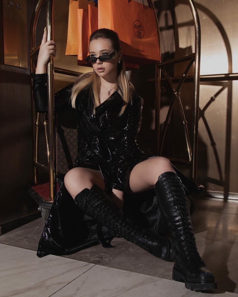 Ксения Хоффман в колготках