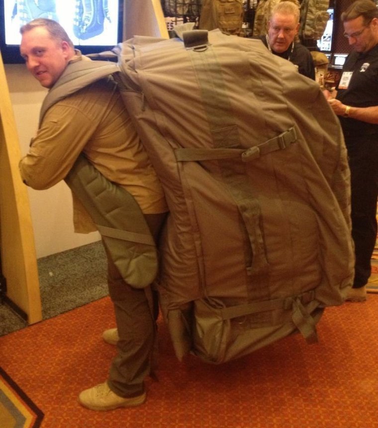 Человек с большим рюкзаком