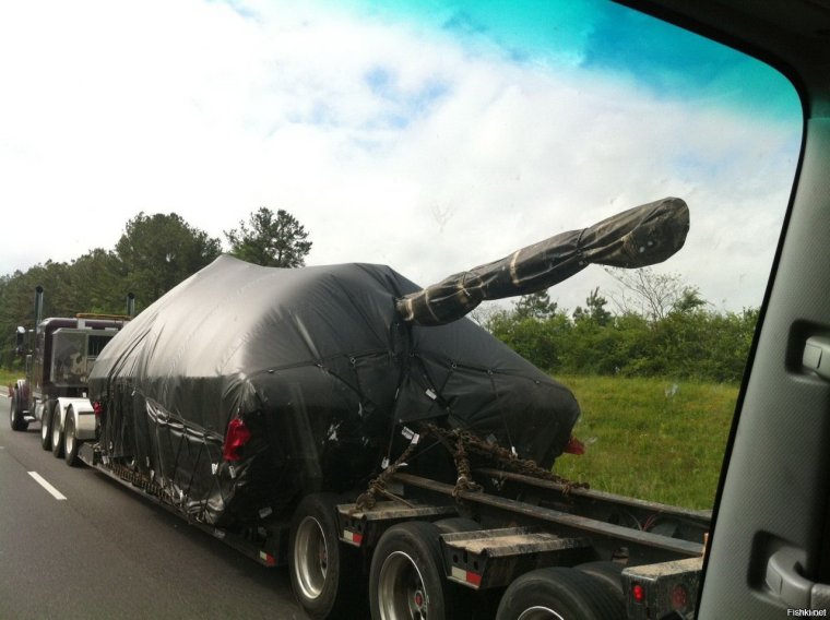 Девушка в кабине грузовика