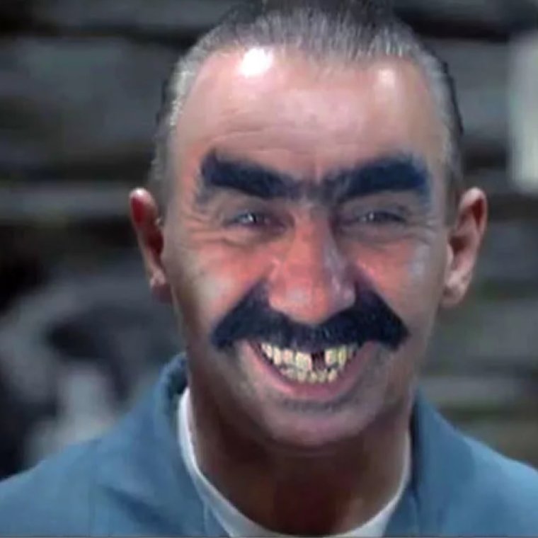 Роналду Криштиану с листом бумаги