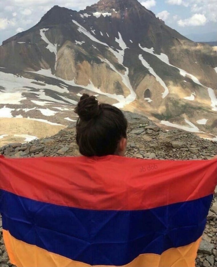 Девушка с армянским флагом