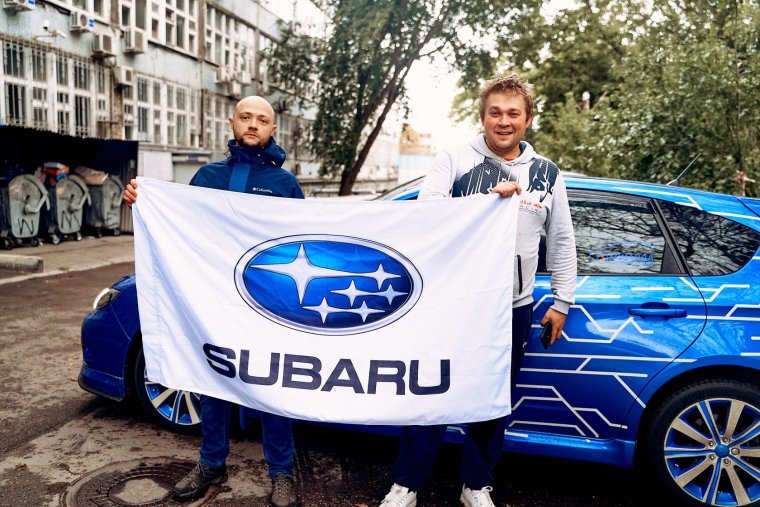 Девушка с открытым капотом авто