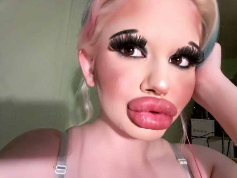 Андреа Иванова самые большие губы