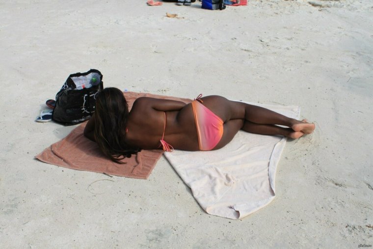 Загорелая мужская спина