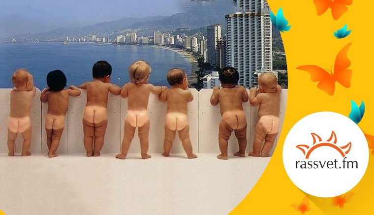 Смешные люди в купальниках