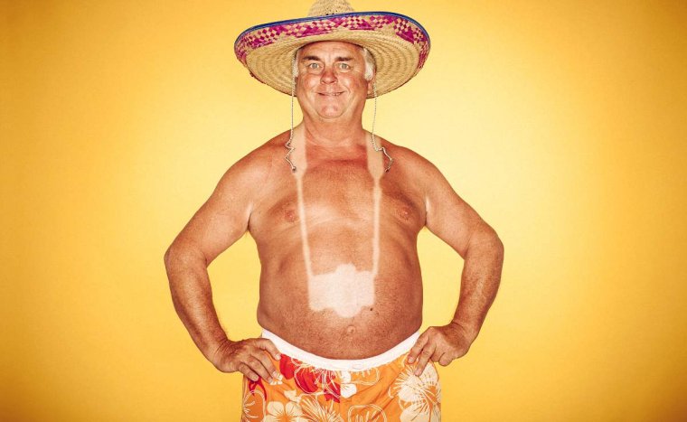 Смешной негр на пляже