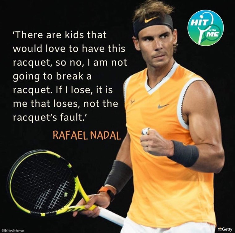 Собака с ракеткой