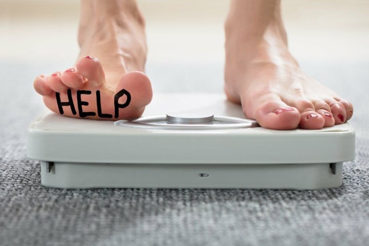 Женщина красивая на весах