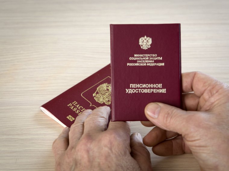 Пенсионерка с удостоверением