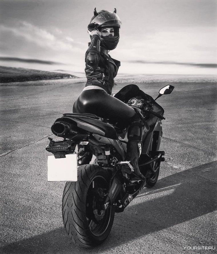 Девушка на мотоцикле