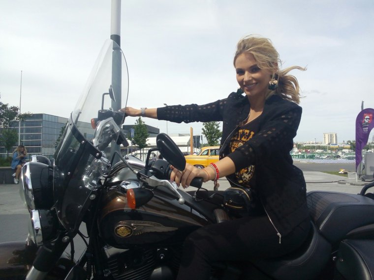 Памела Андерсон байкерша