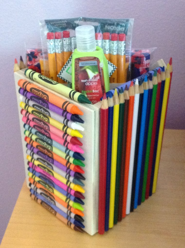 Букет из ручек и карандашей