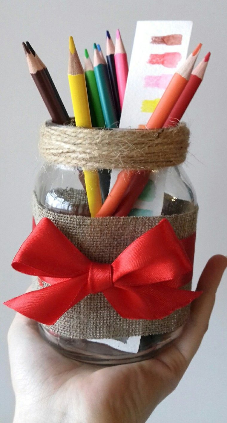 Корзина из канцтоваров для учителя