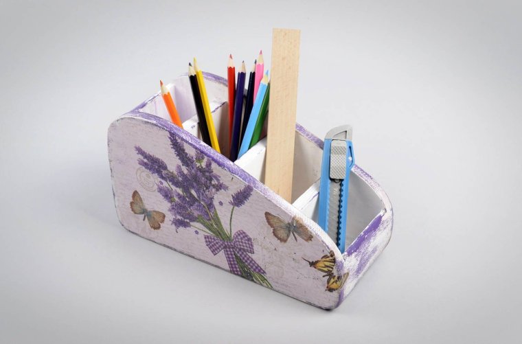 Канцтовары на зеленом фоне