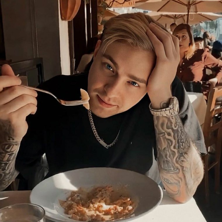 Егор Крид средний палец