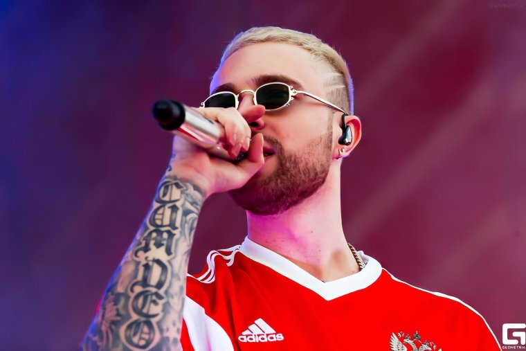 Егор Крид с цветами