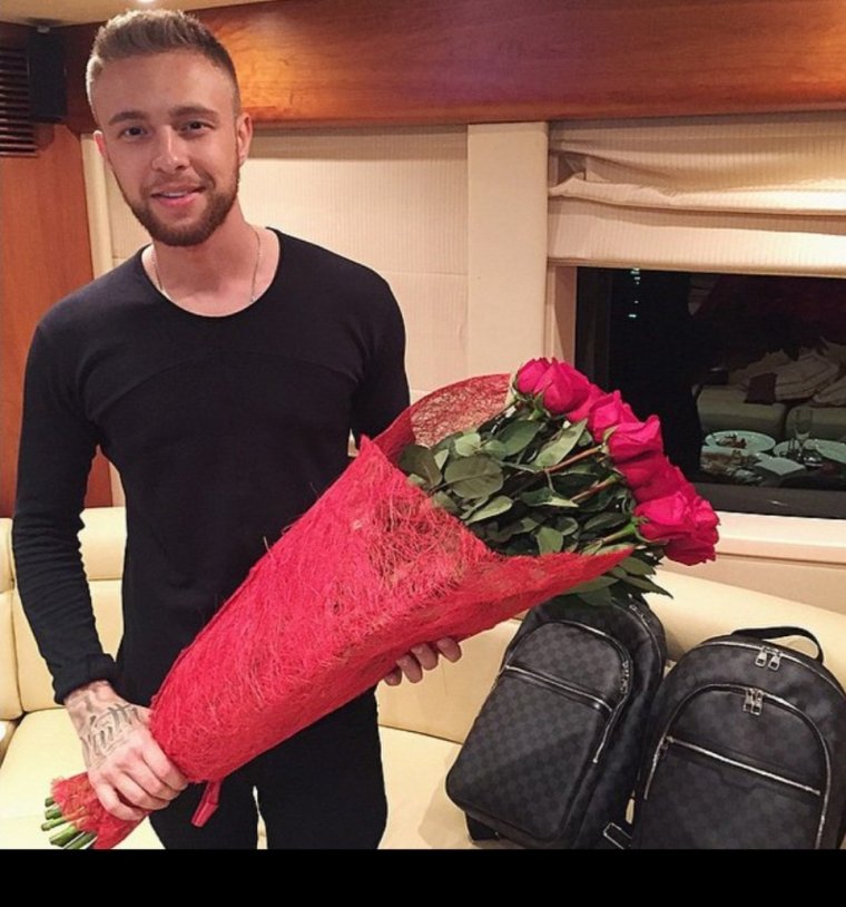 Егор Крид с цветами