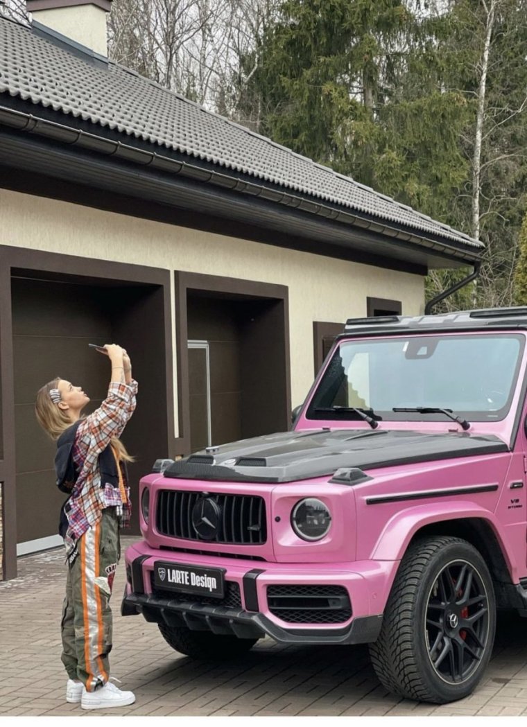 Розовый Гелендваген Вали карнавал