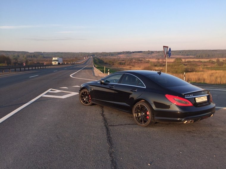 Мерседес банан CLS 63 AMG