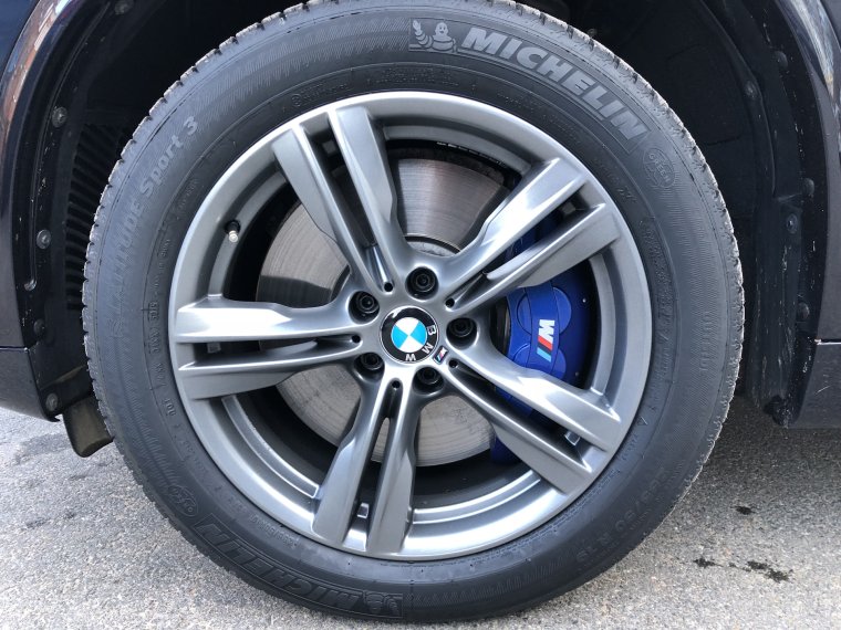 Графитовые диски на черной машине